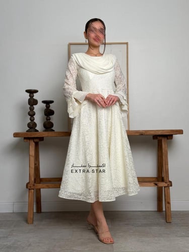 فستان أوف وايت دانتيل بياقة درابيه وأكمام بكسر