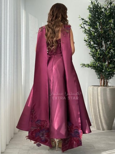 فستان عنابي ميدي مع تطريز فاخر وشال خلفي إنسيابي