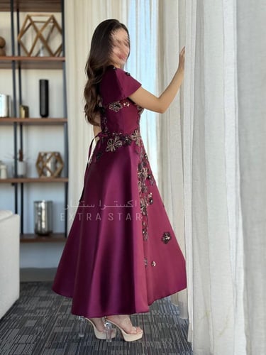 فستان سهرة عنّابي مطرّز بالورود الفاخرة مع كاب أني...