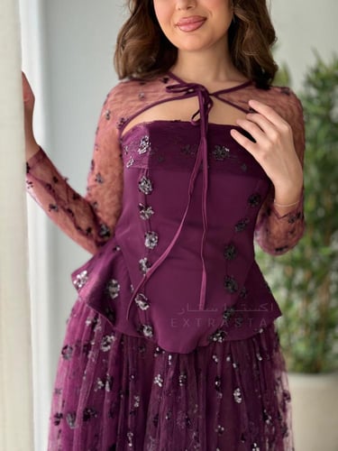 فستان عنّابي كورسيه بأكمام شفافة وتنورة تول فاخرة