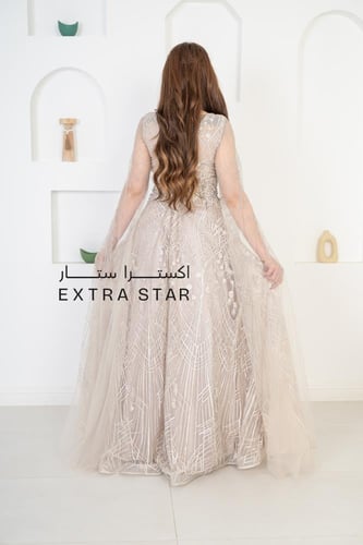 فستان سهره طويل مطرز بتصميم اكمام كيب