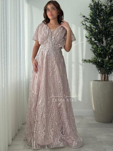 فستان سهرة وردي فاتح مطرّز بقصّة راقية وأكتاف منسد...