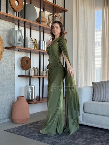 فستان سهرة أخضر بكتف واحد مع شال ناعم وتطريز جانبي...