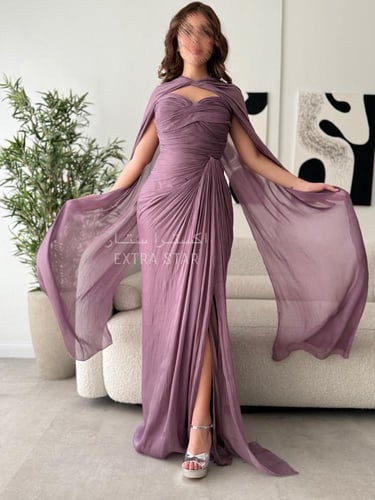 فستان بنفسجي بكسرات ناعمة وكاب منسدل