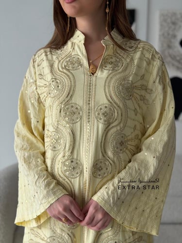 جلابية صفراء بتطريز ذهبي متناظر وخط أمامي ناعم بقص...