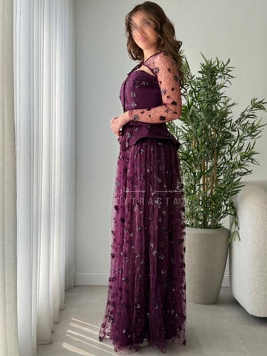 فستان عنّابي كورسيه بأكمام شفافة وتنورة تول فاخرة