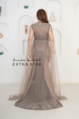 فستان سهره طويل بتطريز من الخلف