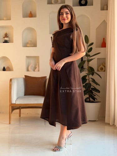 فستان بني أوف شولدر بقصة مائلة وبروش لامع