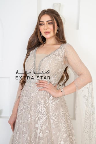فستان سهره طويل مطرز بتصميم اكمام كيب