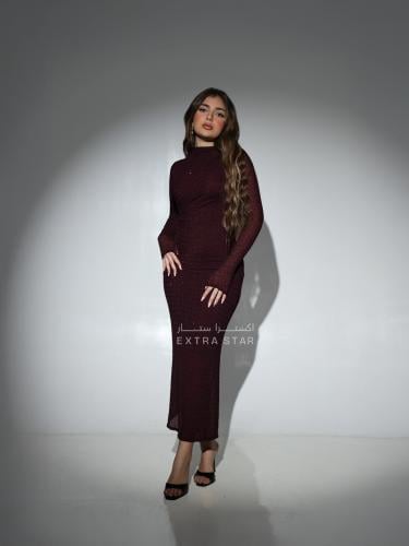 فستان برغندي لامع بياقة عالية مع شق خلفي عند الساق