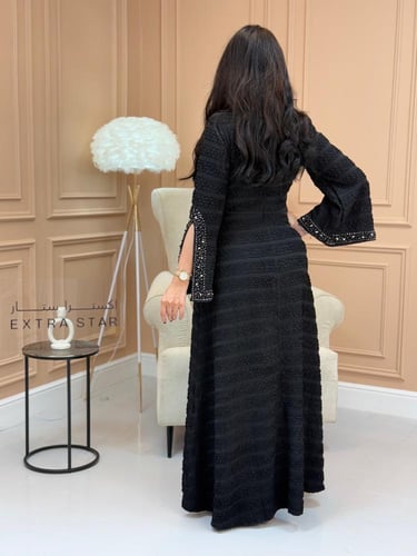 فستان طويل بتطريز بلاكمام