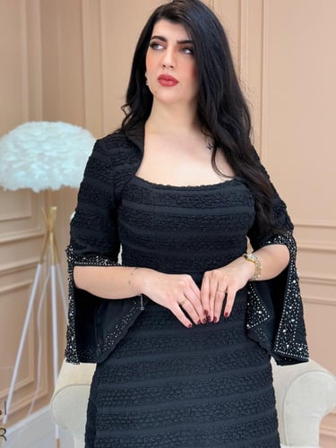 فستان طويل بتطريز بلاكمام