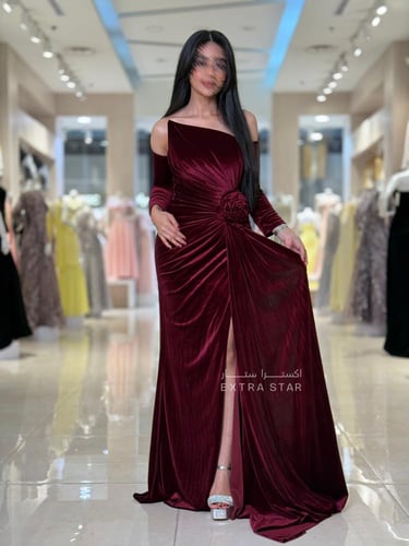 فستان مخمل عنّابي فاخر بتفصيل درابيه وشق جانبي أني...