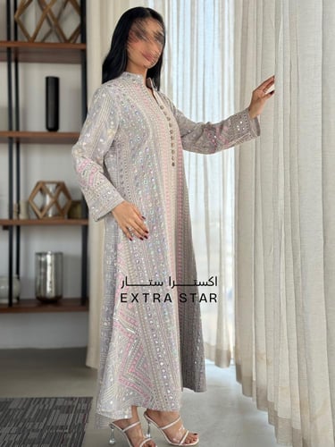 جلابية رمادية ميدي مطرّزة بلون وردي ناعم بلمسة ترا...