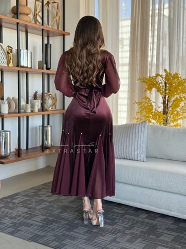 فستان عنابي مخملي بأكمام شيفون وحزام مرصّع