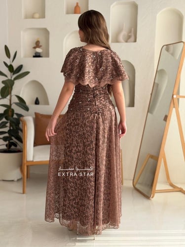 فستان بني دانتيل أنيق بطبقة علوية لامعه