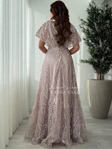 فستان سهرة وردي فاتح مطرّز بقصّة راقية وأكتاف منسد...