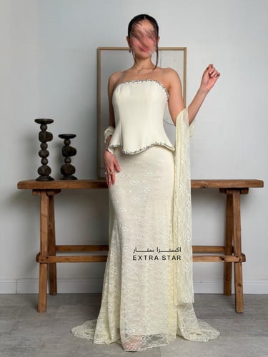 فستان سهرة أوف وايت دانتيل بتفاصيل لامعة مع شال نا...