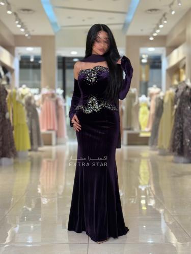 فستان مخمل بنفسجي راقٍ بتطريز كريستالي وقصة أنيقة...