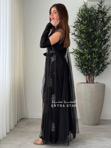 جلابية سوداء أنيقة بتطريز تراثي ملوّن مع عباية تل...