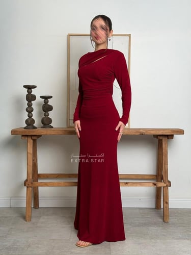 فستان أحمر لامع بتفصيلة كتف أنيقة