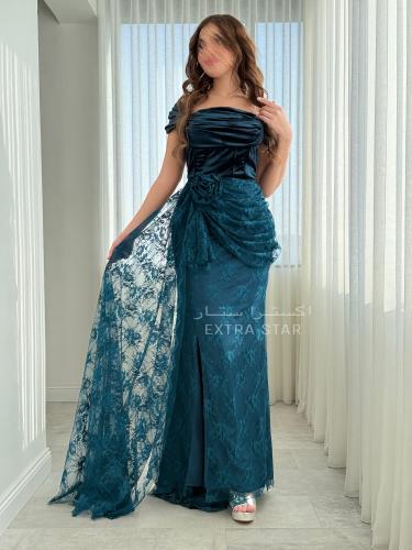 فستان تركواز بصدرية مخملية وتفاصيل سفلية أنيقة