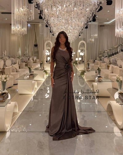 فستان سهره طويل تب بذيل من الجانب