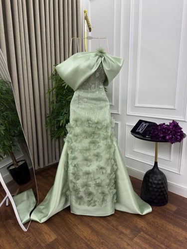 فستان سهره طويل بتطريز مورد بكلفه بذيل ميكادو