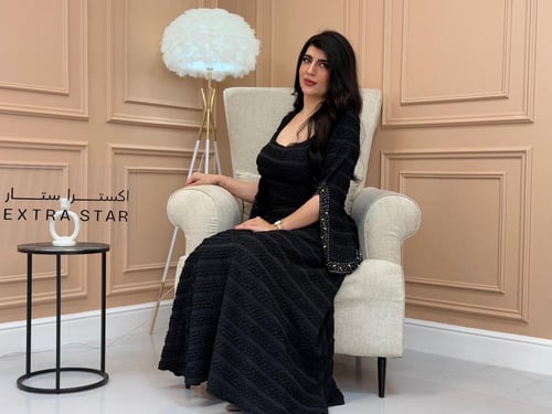 فستان طويل بتطريز بلاكمام