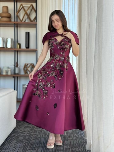 فستان سهرة عنّابي مطرّز بالورود الفاخرة مع كاب أني...