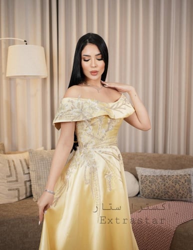 فستان اصفر طويل مزين بخرز وترتر