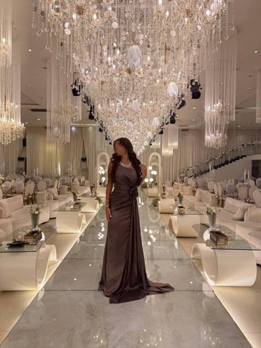 فستان سهره طويل تب بذيل من الجانب