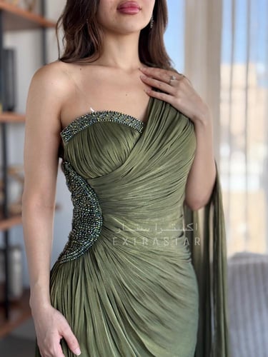 فستان سهرة أخضر بكتف واحد مع شال ناعم وتطريز جانبي...