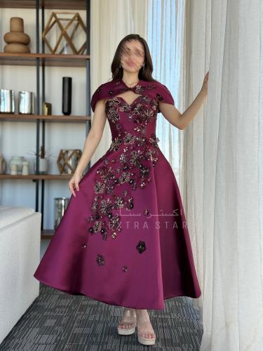 فستان سهرة عنّابي مطرّز بالورود الفاخرة مع كاب أني...