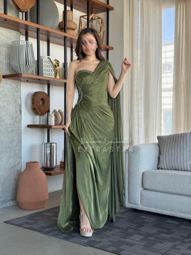 فستان سهرة أخضر بكتف واحد مع شال ناعم وتطريز جانبي...