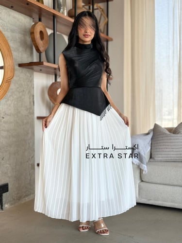 فستان أسود وأبيض بتفاصيل علوية أنيقة وتنورة بليسيه...
