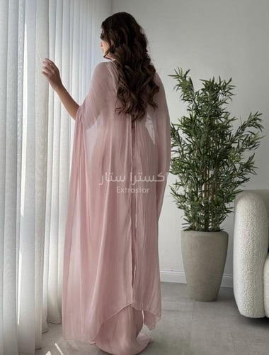 فستان وردي بكسرات ناعمة وكاب منسدل