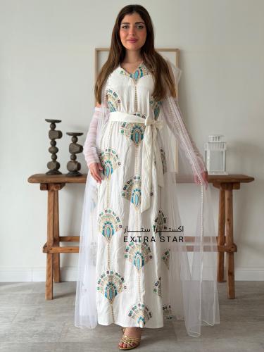 جلابية بيضاء أنيقة بتطريز تراثي ملوّن مع عباية تل...