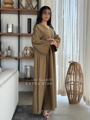 جلابية زيتية واسعة بتطريز يدوي راقي على الكتف