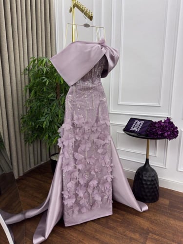 فستان سهره طويل بتطريز مورد بكلفه بذيل ميكادو