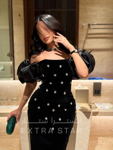 فستان مخمل بفصوص بأكمام خامه الجازار