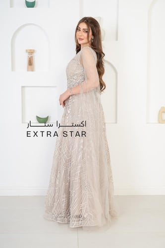 فستان سهره طويل مطرز بتصميم اكمام كيب