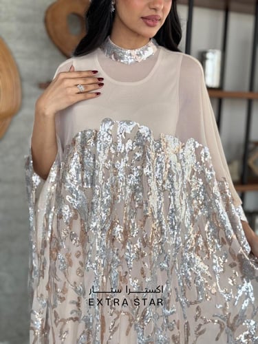 جلابية بيج بقصة واسعة وتطريز فضي لامع