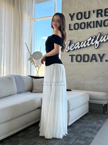 فستان سهرة بصدرية مخمل مزيّنة بالخرز وتنورة بكسر ن...