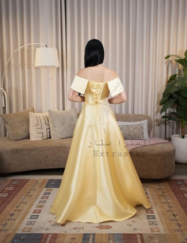 فستان اصفر طويل مزين بخرز وترتر