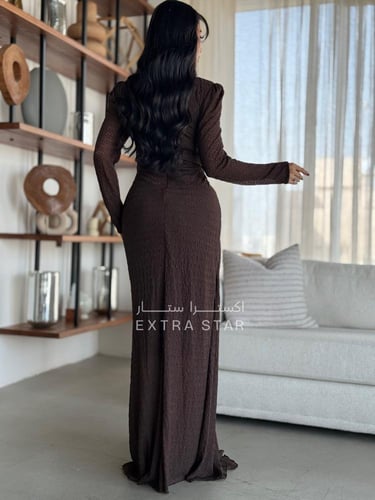 فستان بني طويل بدرابيه أمامي ونقشة بارزة لامعة