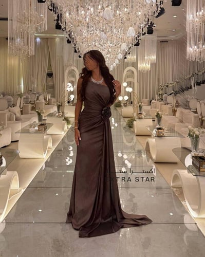 فستان سهره طويل تب بذيل من الجانب