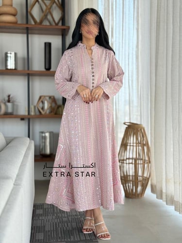 جلابية ميدي مطرّزة بلون وردي ناعم بلمسة تراثية فاخ...