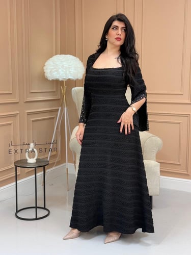 فستان طويل بتطريز بلاكمام