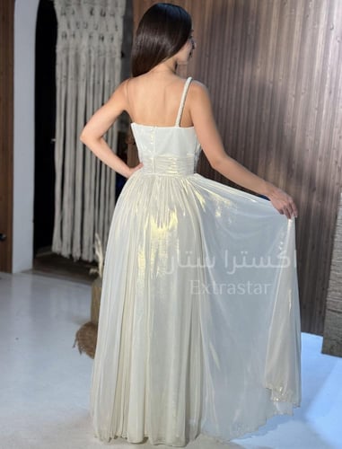 فستان أبيض لؤلؤي بقماش الساتان اللامع